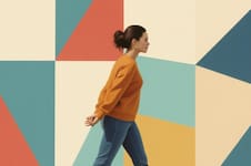 Los psicólogos coinciden: esto significa caminar con las manos en la espalda