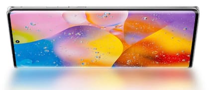 El Moto Edge 30 Ultra tiene la pantalla levemente curva, lo que permite usar ese borde para notificaciones, entre otras cosas