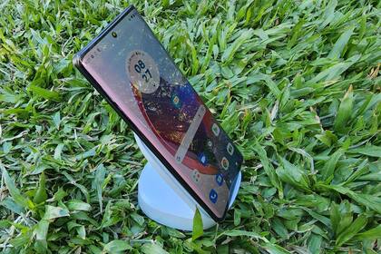 El Moto Edge 30 Ultra tiene una pantalla de 6,6 pulgadas, una cámara de 200 megapixeles, un chip Snapdragon 8+ Gen 1 y se vende en la Argentina en combo con un cargador inalámbrico