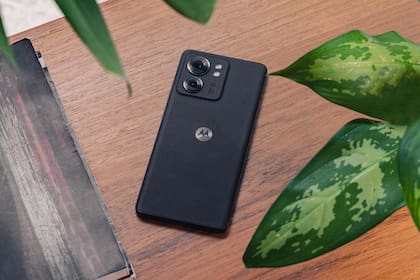 El Moto Edge 40 tiene una cámara principal de 50 megapixeles, junto con un gran angular; el equipo tiene una pantalla de 6,5 pulgadas