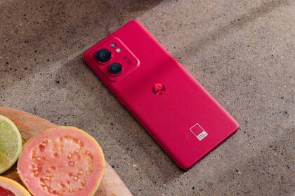 El Moto Edge 40 tiene una cámara principal de 50 megapixeles, junto con un gran angular; el equipo tiene una pantalla de 6,5 pulgadas