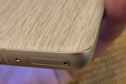 El Moto Edge 50 Ultra tiene un diseño con una cubierta para la batería hecha de madera