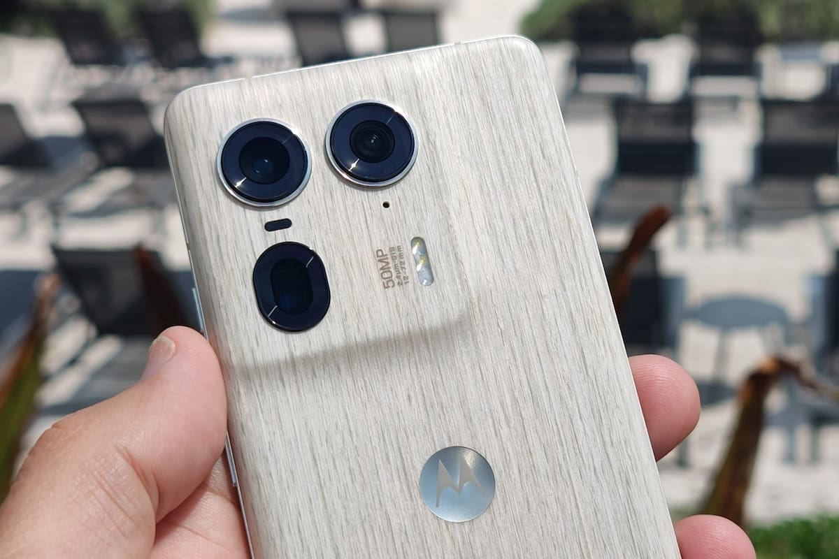 El Moto Edge 50 Ultra tiene una cámara principal de 50 megapixeles y apertura f/1.6, un gran angular de 50 megapixeles, un zoom óptico 3x de 64 megapixeles en modo periscopio y con estabilización óptica