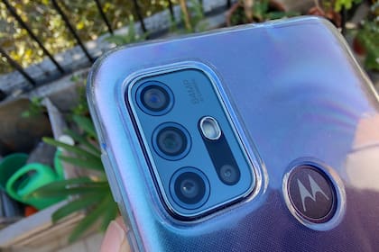 El Moto G30 cuenta con el mismo sensor principal de 64 megapixeles, pero su cámara macro no tiene el aro de luz de su hermano mayor, el Moto G100