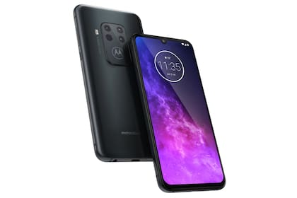 El Moto One Zoom tiene cuatro cámaras traseras (de 48 megapixeles, con gran angular, zoom 3x y sensor de profundidad). El sensor de huellas digitales frontal está detrás en la pantalla