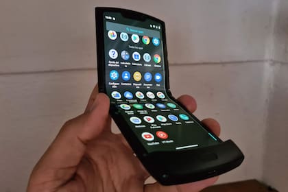 El Moto Razr 2019 es el primero de Motorola en ofrecer una pantalla plegable, con un diseño que se inspira en el modelo de 2004; tiene un precio local de 130 mil pesos y ahora se actualizó a Android 10