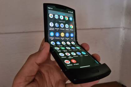 El Moto Razr 2019 es el primero de Motorola en ofrecer una pantalla plegable, con un diseño que se inspira en el modelo de 2004
