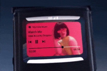El Moto Razr 5G tiene una pantalla interna plegable, y una pantalla externa para ver notificaciones con el teléfono cerrado