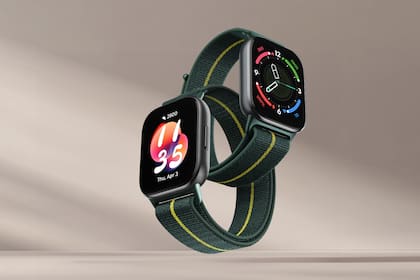 El Moto Watch Fit tiene una autonomía máxima de 16 días, aunque si se usa el GPS con frecuencia, la medición de ritmo cardíaco y se deja activa la pantalla, la duración de la batería se reducirá considerablemente