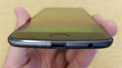 El Moto Z2 Play es más delgado (6 mm sin contar la cámara) y tiene conector USB-C con carga rápida, y conector de audio analógico