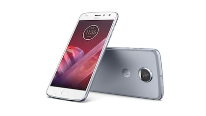El Moto Z2 Play mantiene la compatibilidad con los módulos previos y suma nuevos accesorios como el control de mandos de videojuegos y baterías más delgadas