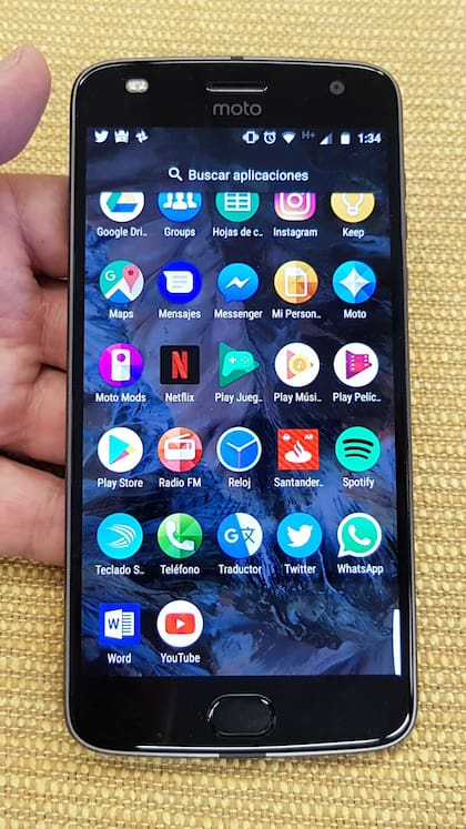 El Moto Z2 Play mantiene la pantalla Full HD de 5,5 pulgadas y la silueta general, necesaria para que sea compatible con los MotoMods anteriores