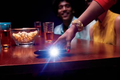 ¿Por qué conformarse con un smartphone si podés tener mucho más? El moto z3 play insta- share projector puede proyectar en 70¨.