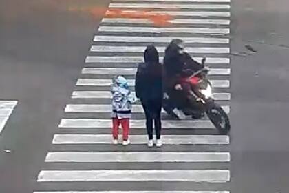 El motochorro casi atropelló a una mujer y a su pequeño hijo