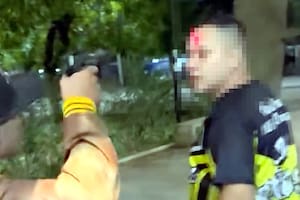 El motochorro con pedido de captura desde enero pasado fue filmado en los último días en su barrio, en Virrey del Pino, mientras amenazaba a un vecino