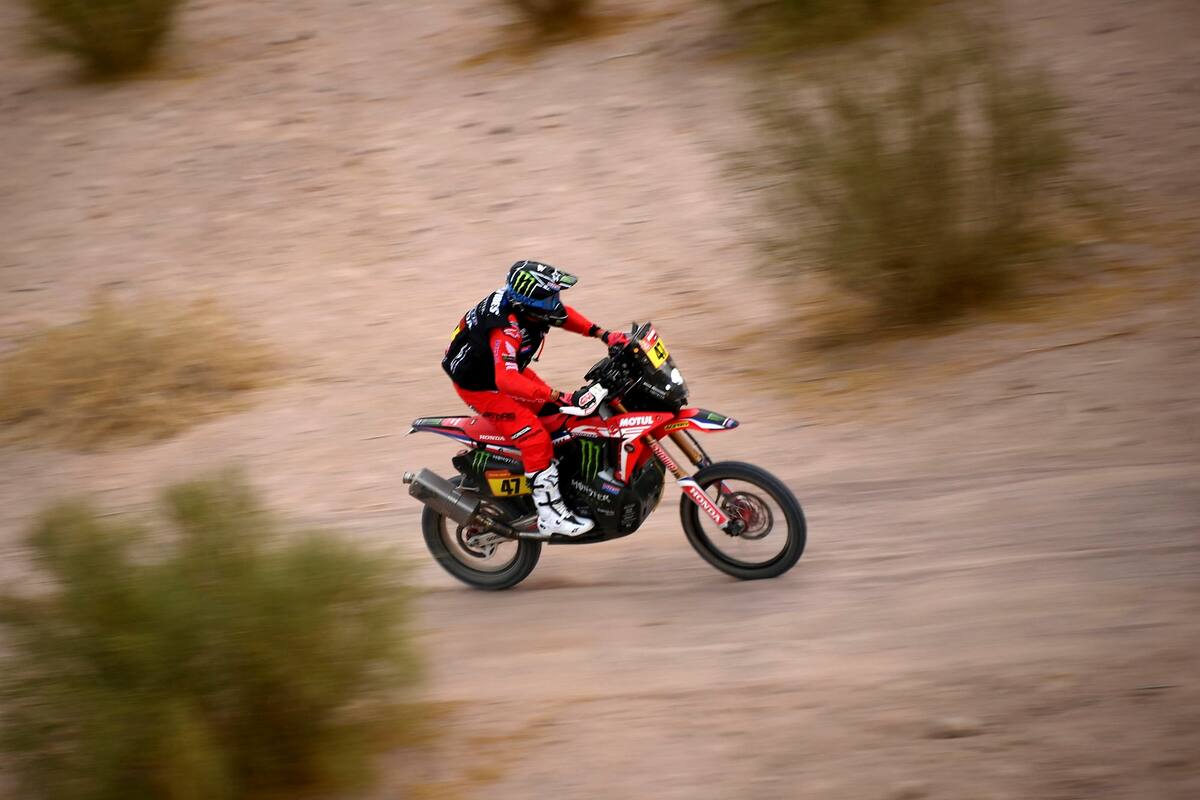 El motociclista argentino Kevin Benavides compite durante la Etapa 10 del Rally Dakar 2021 entre Neom y Alula en Arabia Saudita, el 13 de enero de 2021.
