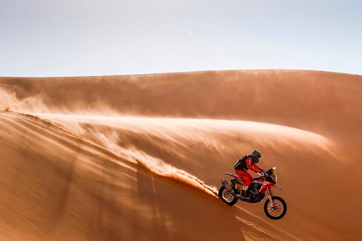 El motociclista argentino Kevin Benavides compite durante la etapa 3 del Rally Dakar 2021 alrededor de Wadi Ad-Dawasir, en Arabia Saudita, el 5 de enero de 2021.