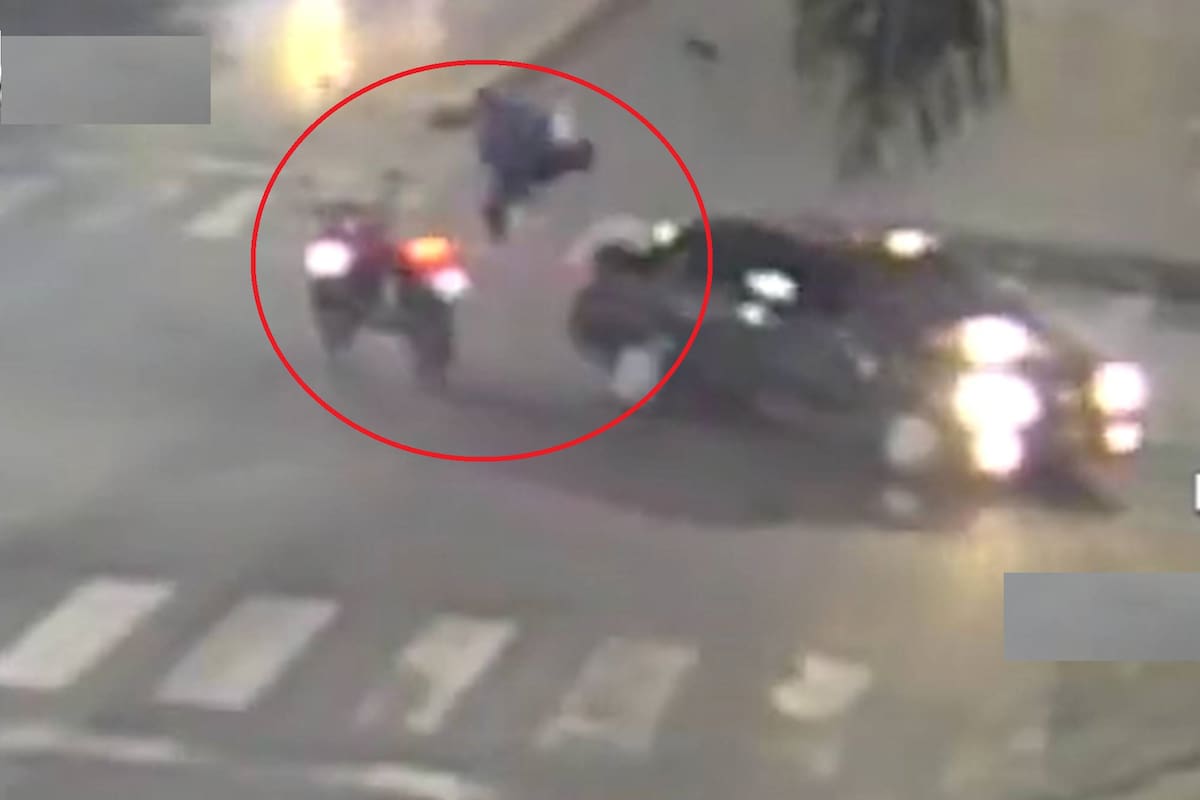 El motociclista cruzó en rojo y embistió a un auto