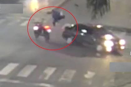 El motociclista cruzó en rojo y embistió a un auto