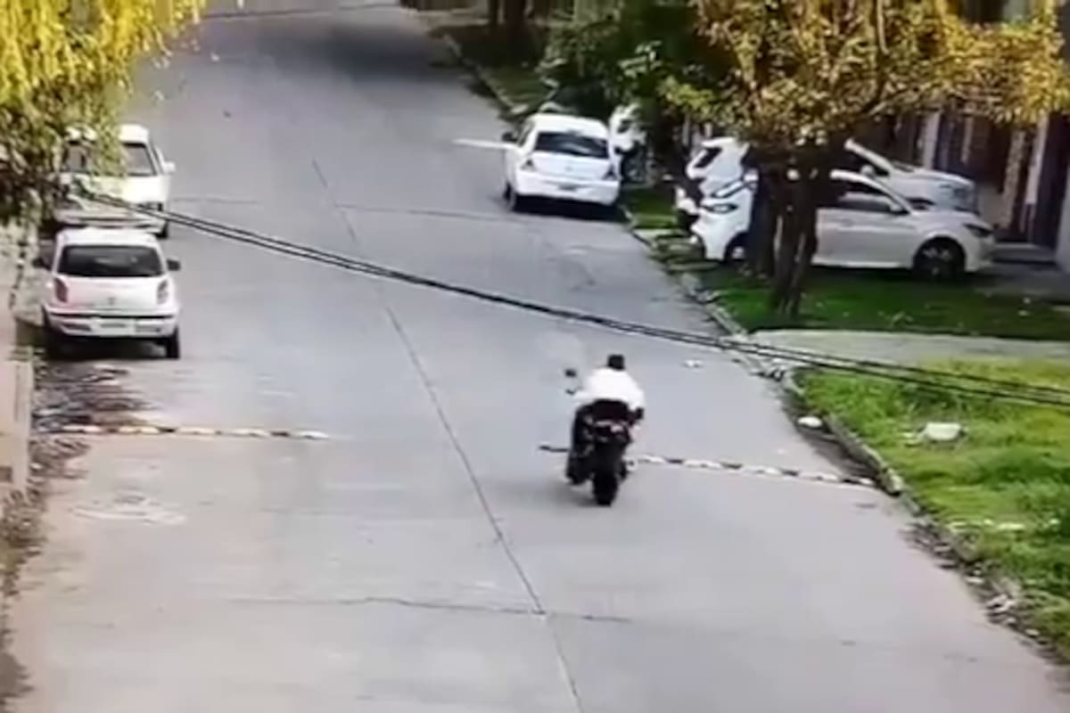 El motocilista, poco antes de estrellarse contra un poste en Ensenada