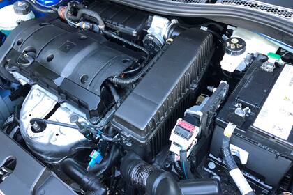 El motor apenas fue modificado para caber bajo el capot del nuevo Peugeot 208