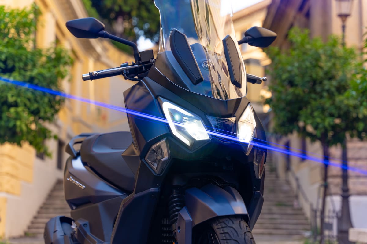 El motor de la nueva Joyride 300 otorga una potencia de 25 HP a 7500 rpm