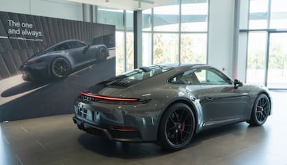 El motor eléctrico se ubica entre el compresor y la turbina para acelerar el turbocompresor y aumentar la presión de sobrealimentación