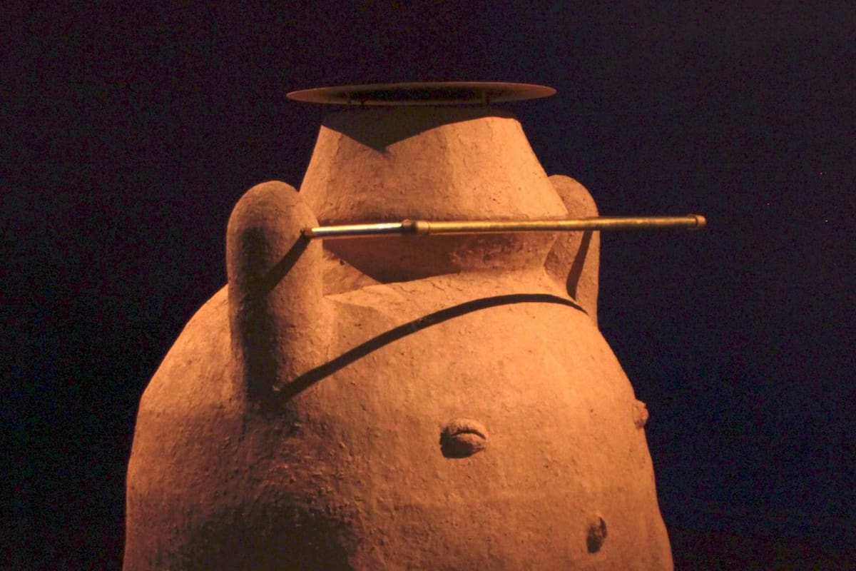 El motor I (2019), el horno de barro creado por Gabriel Chaile que se usará para elaborar platos del moderno restaurante bar de Arthaus Central