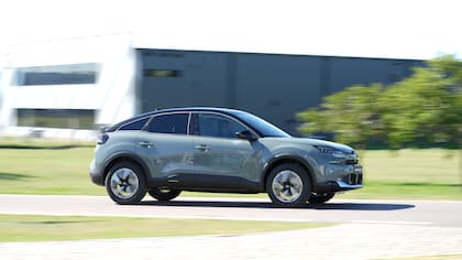 El motor naftero de 1.2 litros junto al sistema híbrido de 48 V entregan 145 CV y 230 Nm de torque