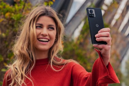 El Motorola Edge 30 Ultra tiene una cámara con un sensor de 200 megapixeles, y viene con un cargador de 125 watts