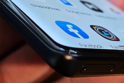 El Motorola Edge 40 Pro tiene vidrio Gorilla Glass Victus en el frente y el dorso, unidos por una banda de aluminio; a diferencia de modelos anteriores, la unión no se nota al tener el teléfono en la mano