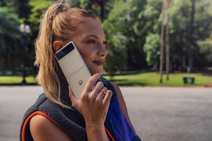 El Motorola Razr 40 ya se vende en la Argentina; tiene una pantalla plegable interna de 6,9 pulgadas, y una pequeña pantalla externa