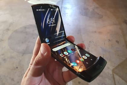 El Motorola Razr tiene una pantalla de 6,2 pulgadas que se pliega cuando el teléfono se cierra