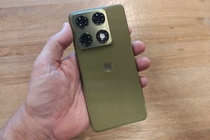 El Motorola Signature es un poco más ancho que sus predesores, con 76 mm; tiene 6,9 mm de grosor y una cubierta para la batería de 5200 mAh con una textura que parece tejida