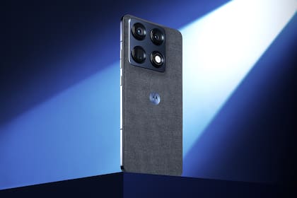 El Motorola Signature tiene certificación IP68 e IP69 (protegido contra el polvo, la inmersión durante media hora y los chorros de agua directos) y MIL-STD-810H, un estándar de durabilidad del Ejército estadounidense