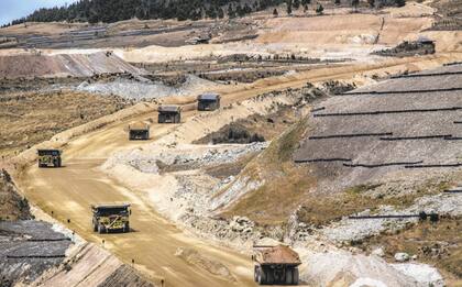 El movimiento de camiones en Yanacocha, Cajamarca, Perú, la mayor mina de oro en América del Sur.