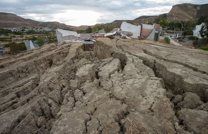 El movimiento de suelos en el cerro Hermitte causó fisuras visibles en las viviendas y forzó la evacuación preventiva de tres barrios ante el riesgo de derrumbe