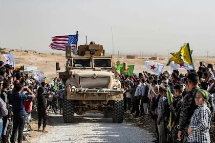 El movimiento de vehículos norteamericanos, ayer, en el norte de Siria