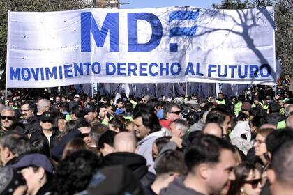 El Movimiento Derecho al Futuro será la nueva marquesina del plan del gobernador para la nación. Su objetivo es conseguir consensos suficientes como para pelear el 2027 con un plan acordado y no como le ocurrió a Alberto Fernández que de la marcha tuvo que omitir la idea de “todos juntos triunfaremos”