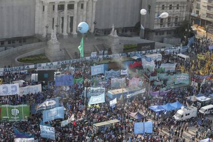El Movimiento Evita, Barrios de Pie y la Corriente Clasista y Combativa, entre otros grupos, marcharon al Congreso para respaldar la creación del impuesto a las grandes fortunas y celebrar el Día de la Militancia
