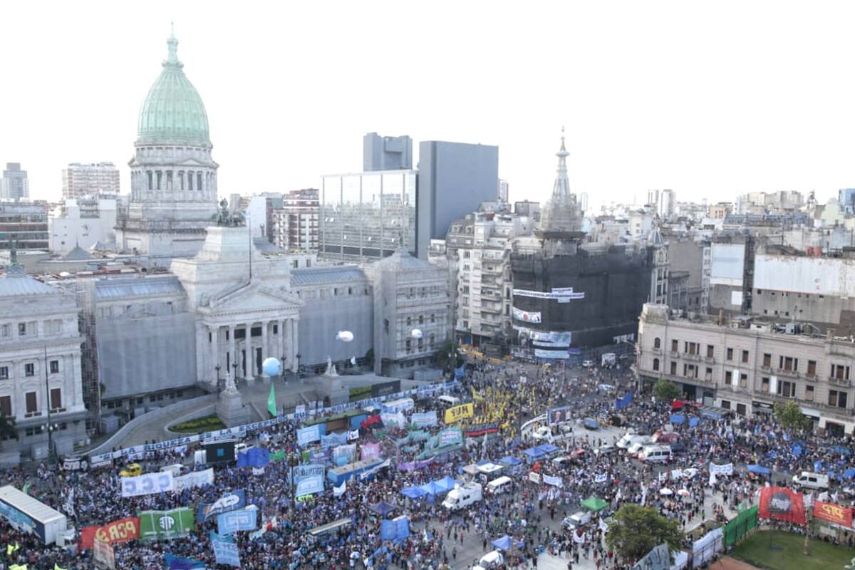 El Movimiento Evita, Barrios de Pie y la Corriente Clasista y Combativa, entre otros grupos, marcharon al Congreso para respaldar la creación del impuesto a las grandes fortunas y celebrar el Día de la Militancia