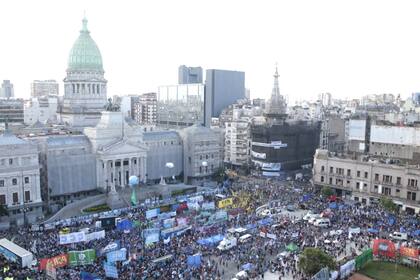 El Movimiento Evita, Barrios de Pie y la Corriente Clasista y Combativa, entre otros grupos, marcharon al Congreso para respaldar la creación del impuesto a las grandes fortunas y celebrar el Día de la Militancia