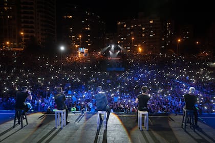 El Movistar FRI Music cerró la edición verano con un espectacular show con entrada libre y gratuita, a cargo de la boyband del momento, CNCO, que revolucionó la ciudad con su llegada
