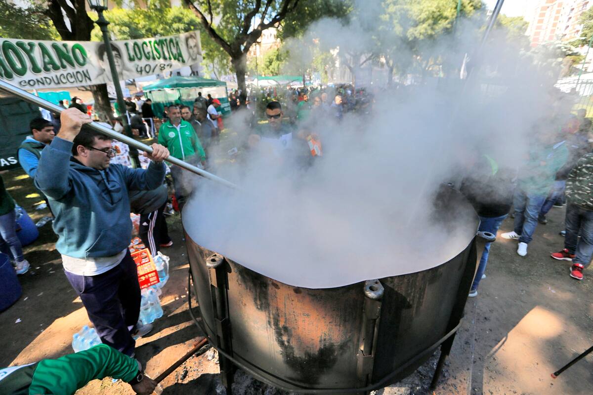 El moyanismo y las dos vertientes de la CTA desplegaron ayer ollas populares en la Capital Federal