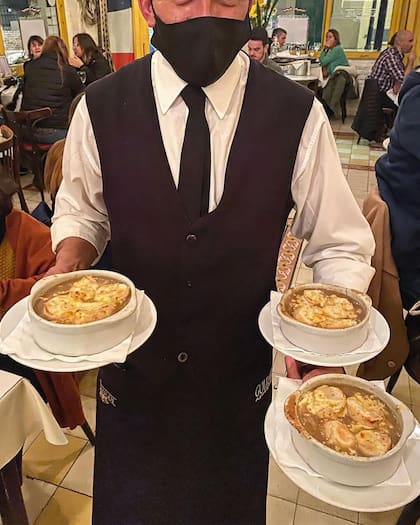 El mozo con las famosas sopas de cebolla