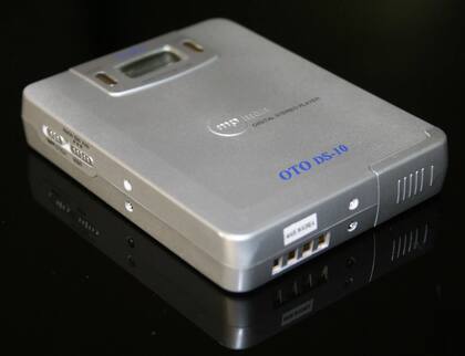 El MPMan F10, el primer reproductor portátil de MP3, presentado en 1998, tenía solo 32 MB de almacenamiento