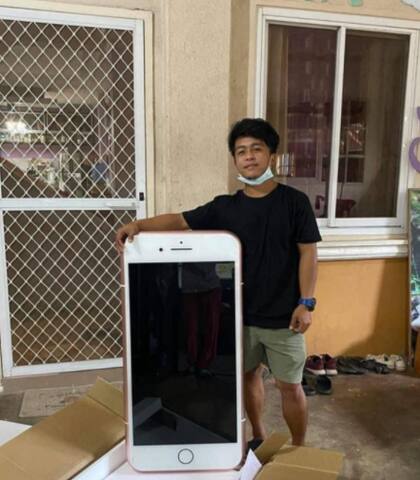 El muchacho se encontró con una réplica gigante del celular