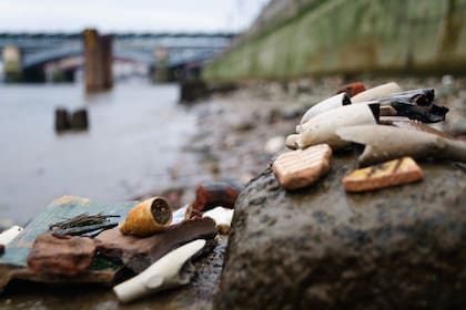 El mudlarking consiste en buscar objetos (hoy tesoros arqueológicos) en las orillas del río cuando la marea se retira