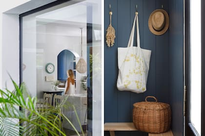 El mudroom, que crearon aprovechando el bajoescalera, está revestido con madera (Linke Maderas) pintada de azul.