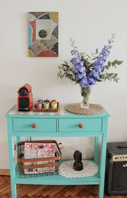 El mueble aqua es de Wood Market Furniture.